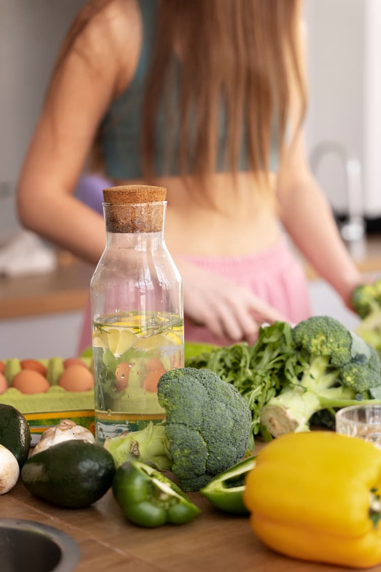 schlanke Frau bereitet gesundes Essen