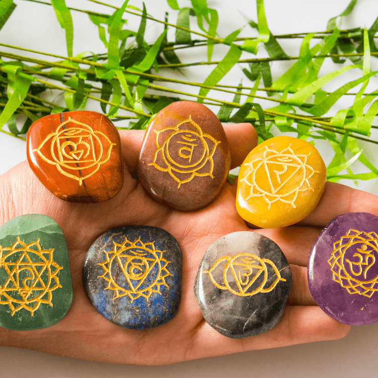 Steine mit Chakrasymbolen